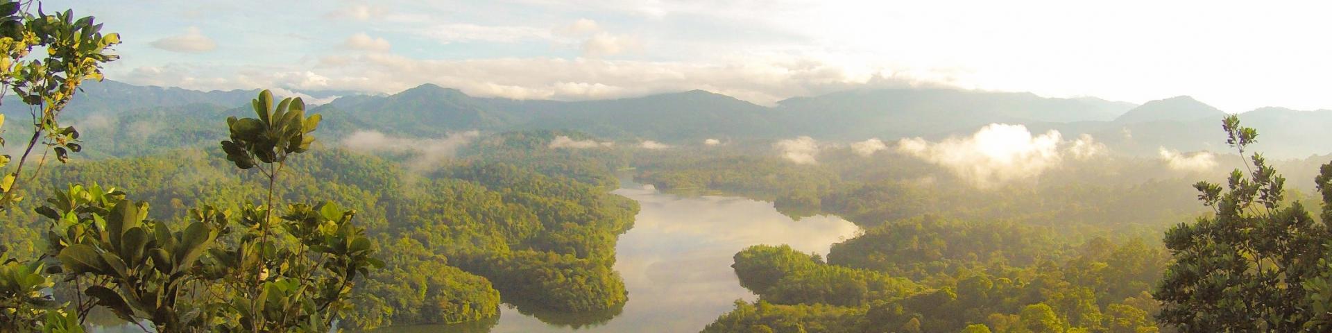 Pradawna puszcza Borneo i wypoczynek na tropikalnej plaży